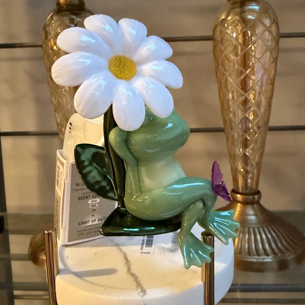 Bath & Body Works Frog Wallflower Plug with White Daisy  NWT Spring 2026